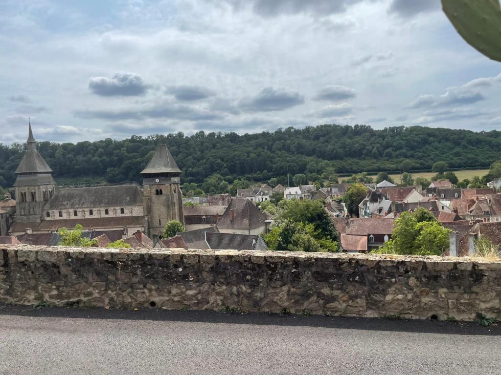 a view of a town from a stone wall at La Symbiose 23 in Chambon-sur-Voueize