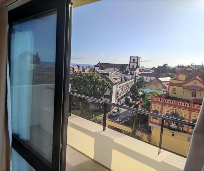 d'un balcon offrant une vue sur la ville. dans l'établissement Atlantic Blue I, à Funchal