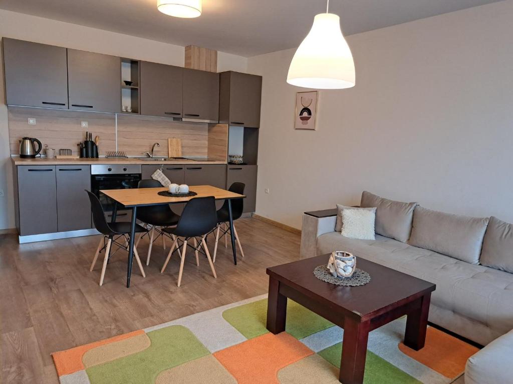 uma sala de estar com um sofá e uma mesa em City Apartments 1 em Pazardzhik