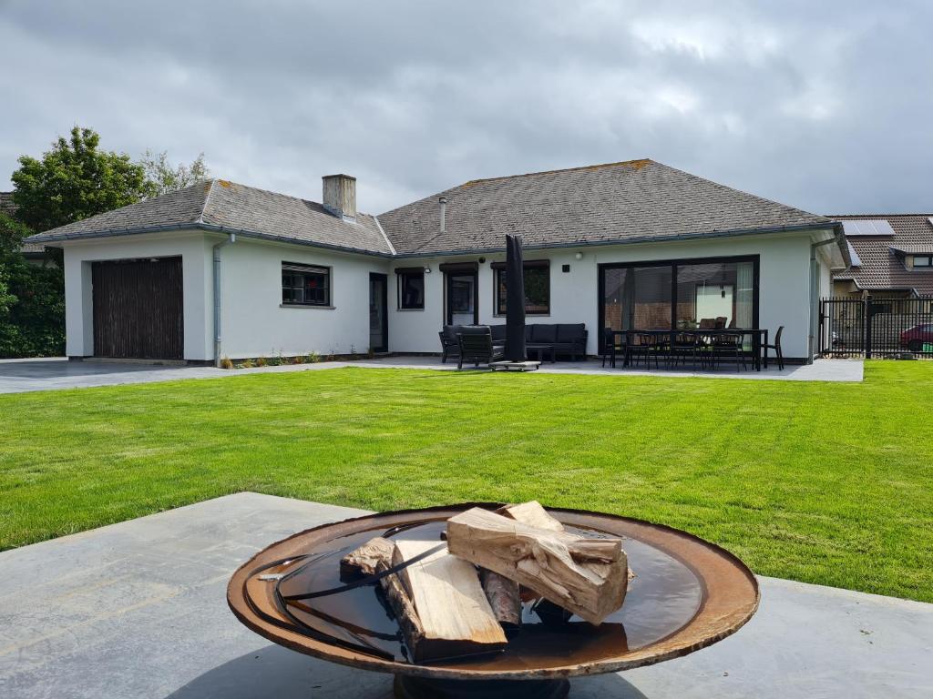 una estatua en el patio de una casa en Villa Stijn, en Middelkerke