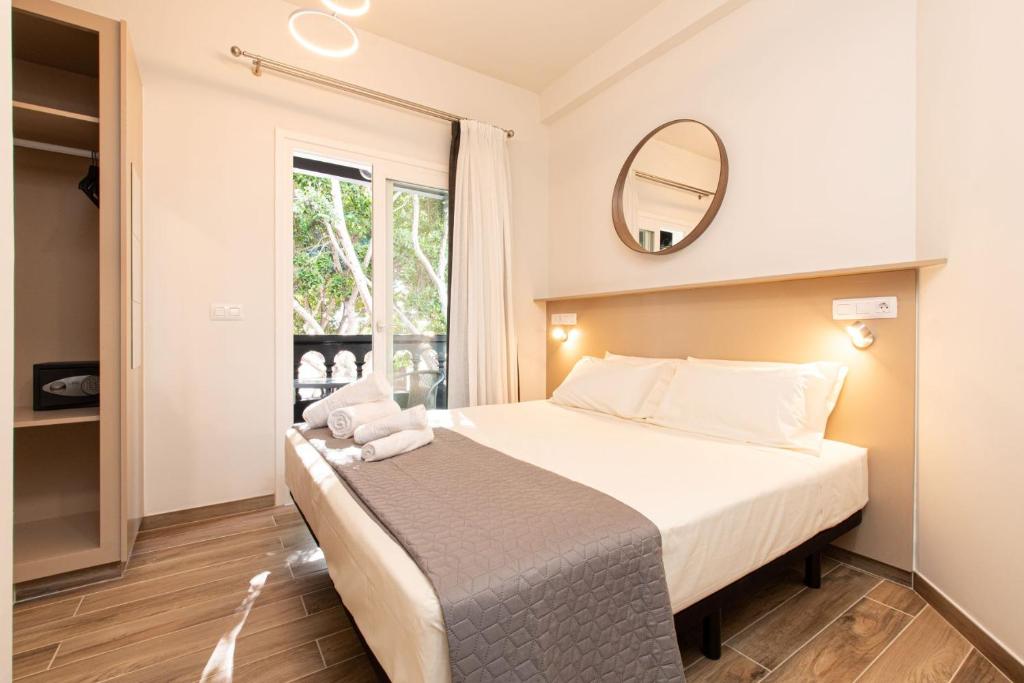 Postel nebo postele na pokoji v ubytování Suncanarias Hotel Adeje Plaza