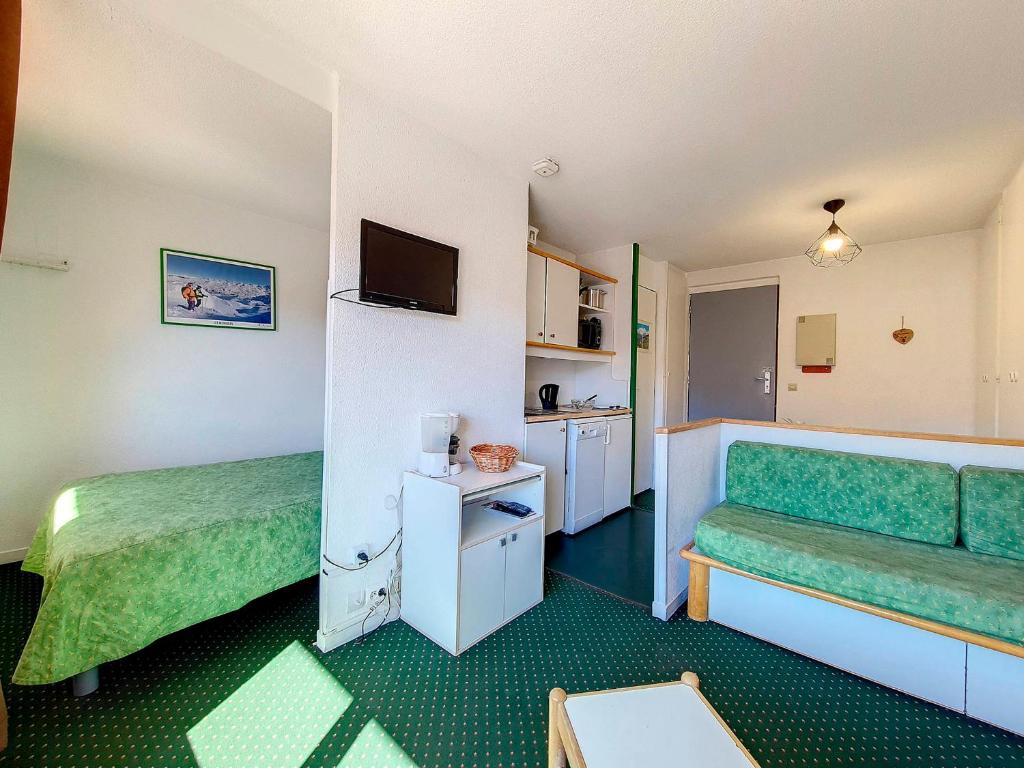 ein kleines Zimmer mit 2 Betten und einem Sofa in der Unterkunft Appartement Les Menuires, 2 pièces, 4 personnes - FR-1-344-1078 in Les Menuires