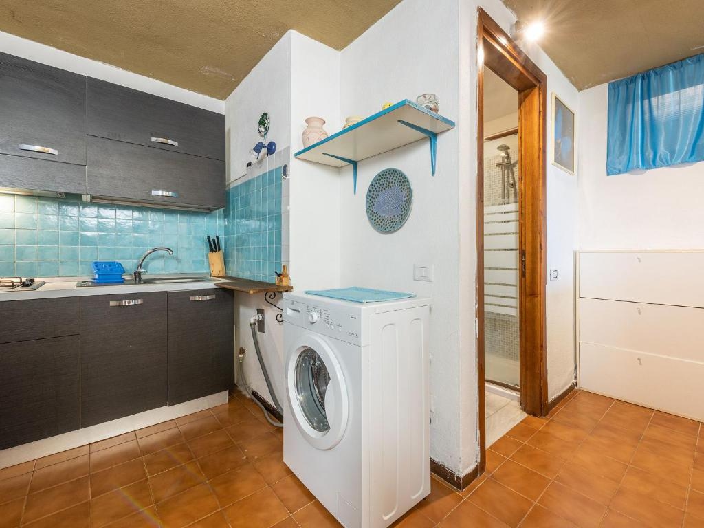 a washing machine in a kitchen with a sink at VILLA CLAUDIO e LUNETTA in Villasimius