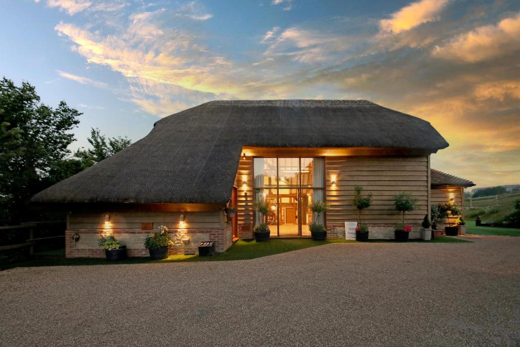 een huis met rieten dak bij Exclusive Use of A Barn in Arundel
