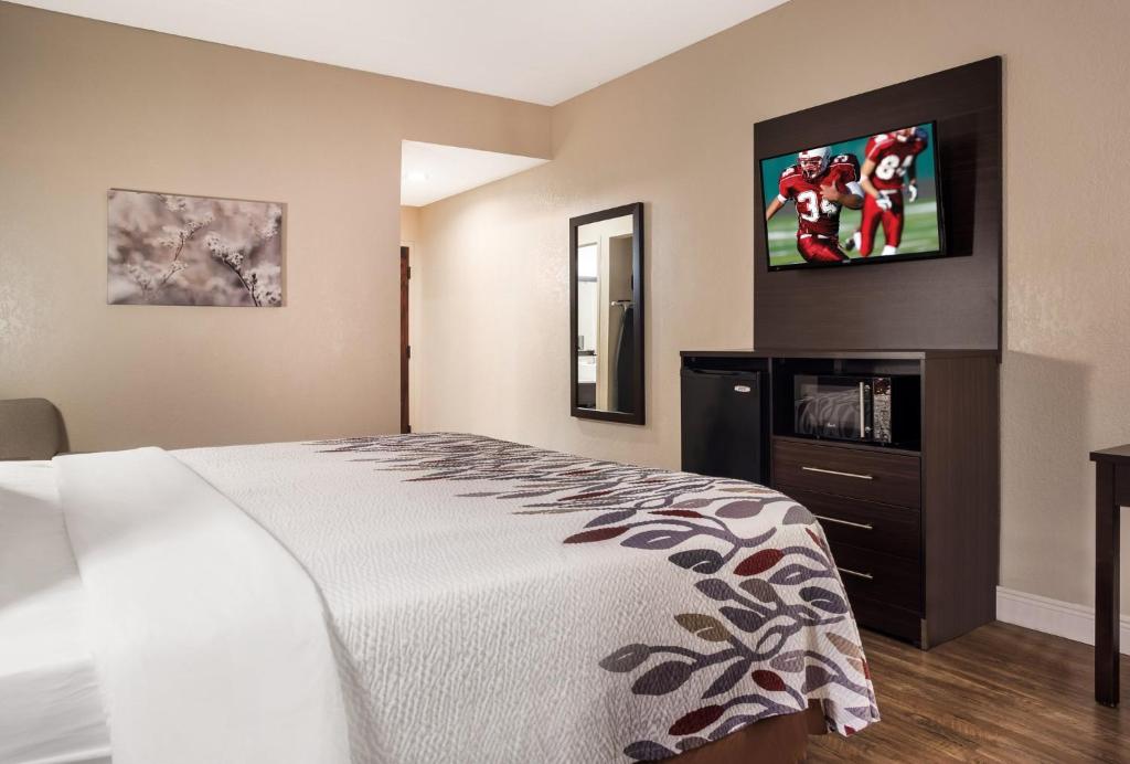 Red Roof Inn Tupelo - 