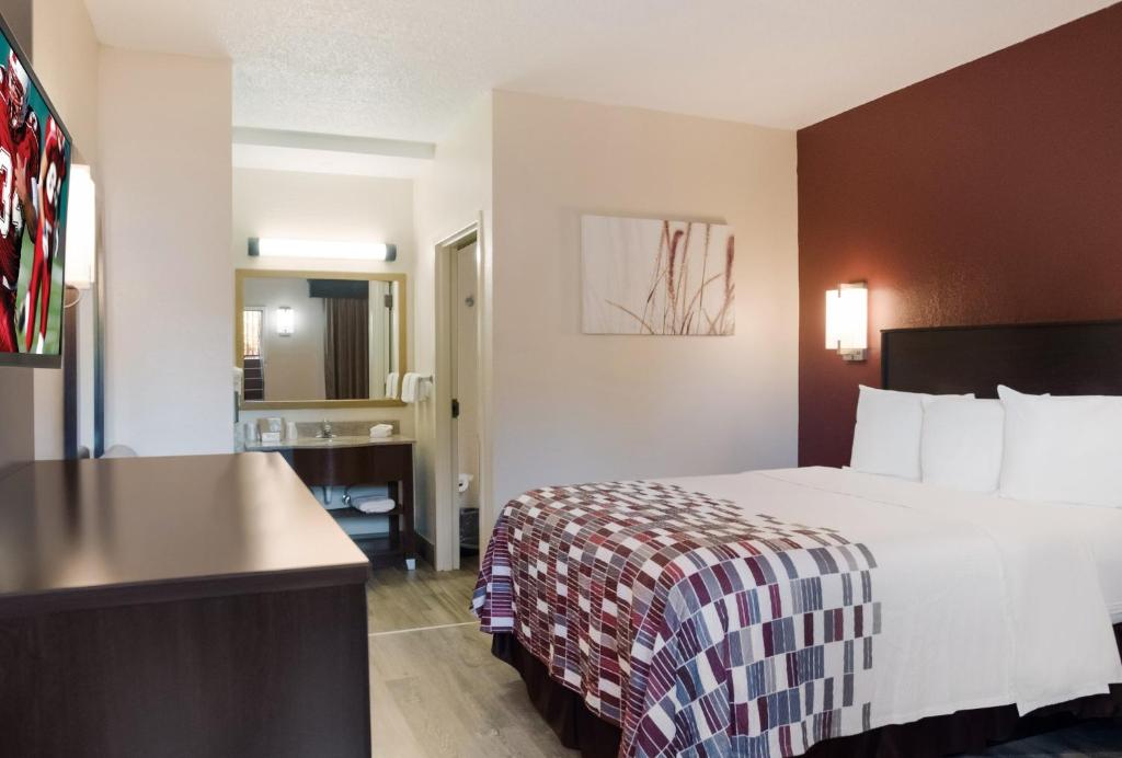 Red Roof Inn Tupelo - 