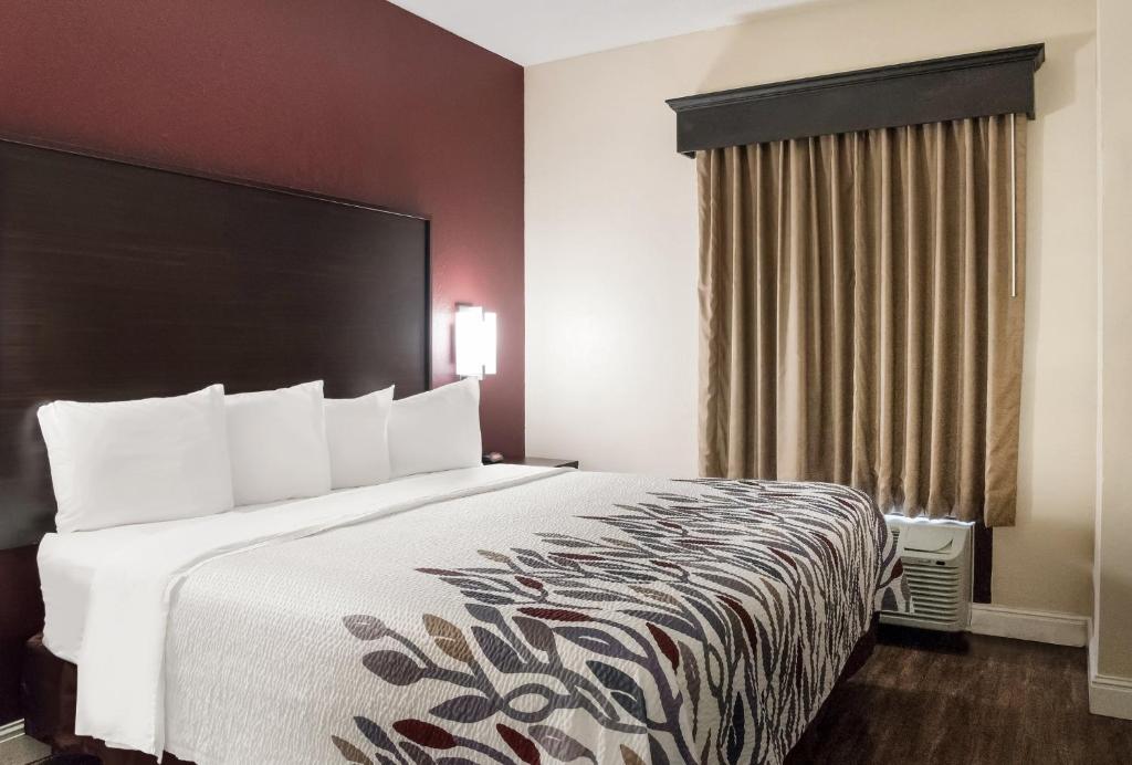 Red Roof Inn Tupelo - 