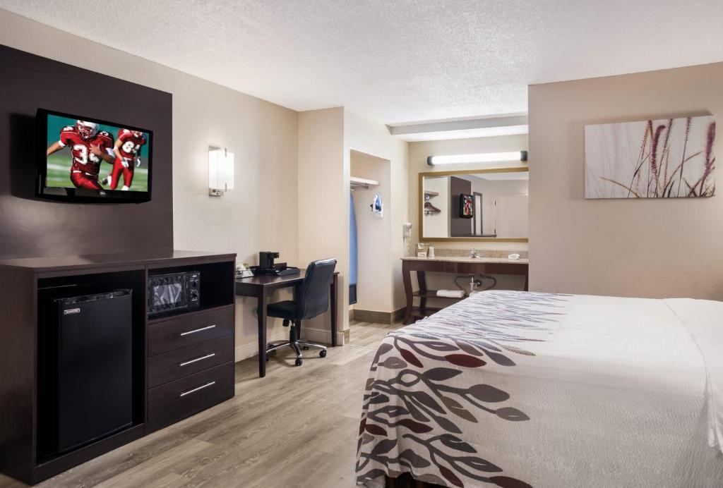 Red Roof Inn Tupelo - 