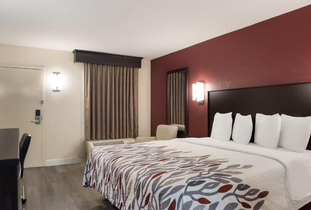 Red Roof Inn Tupelo - 