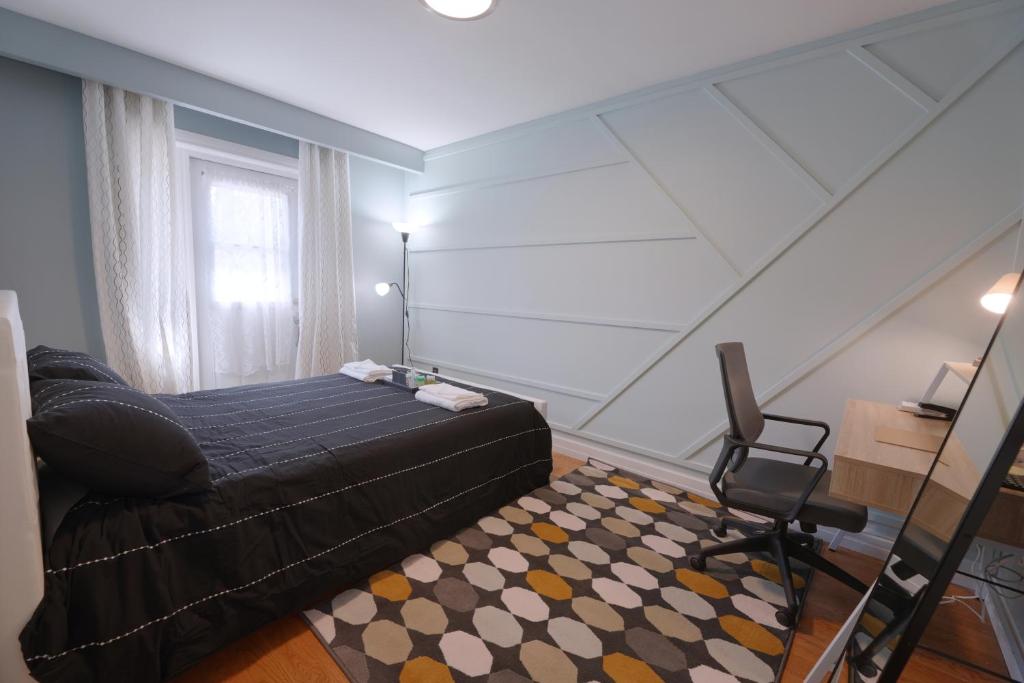 ein kleines Schlafzimmer mit einem Bett und einem Stuhl in der Unterkunft Musician's Retreat Near Toronto Subway in Toronto