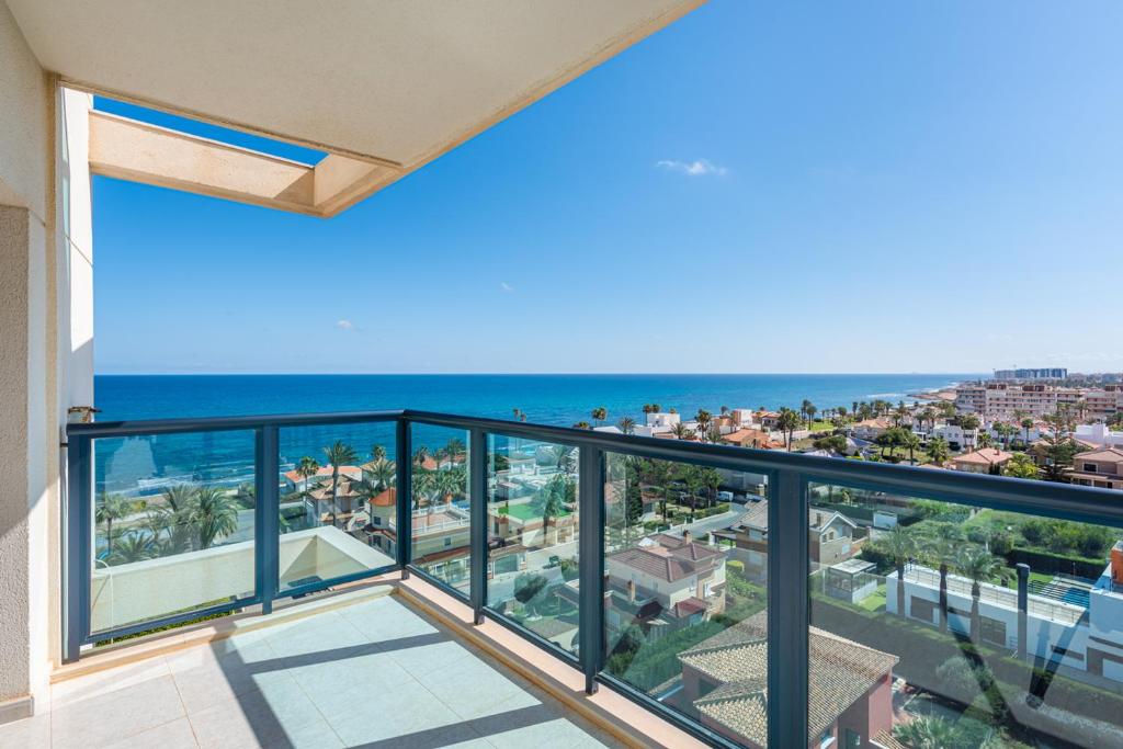 a balcony with a view of the ocean at Vista al Mar, Ferienwohnung, Traumhafter Meerblick, Seaview in Torrevieja