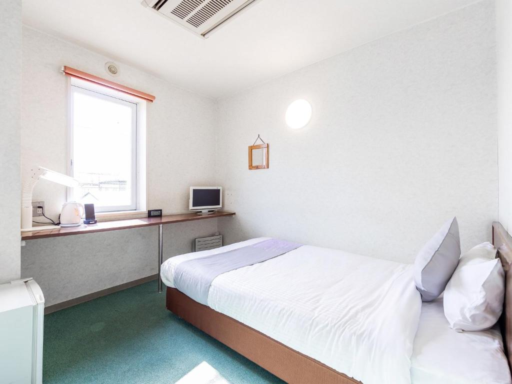 Giường trong phòng chung tại HOTEL SHAROUM INN - Vacation STAY 04971v