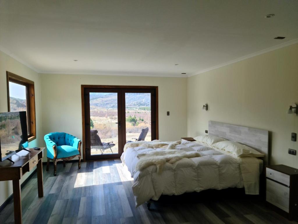 1 dormitorio con cama, escritorio y ventana en Hotel HORSTMEYER, en Cochrane