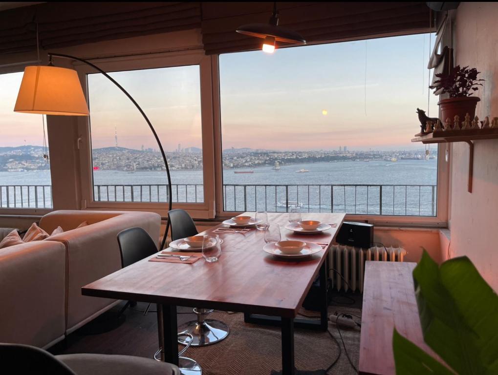 un tavolo in un ristorante con vista sull'acqua di Art Loft , 270* full sea view in Cihangir a Istanbul