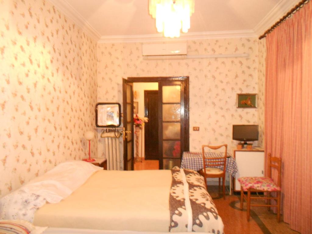 1 dormitorio con 1 cama en una habitación con papel pintado en Sidereus, en Roma