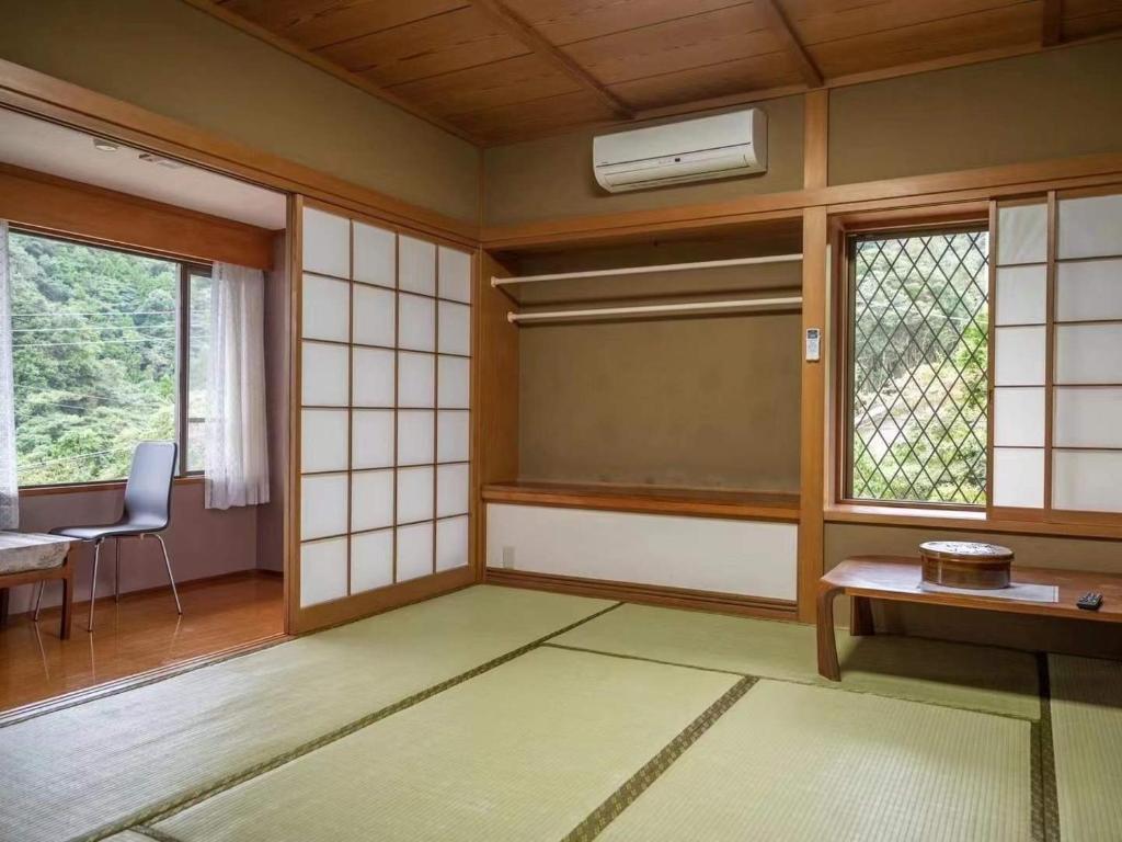 Cette chambre japonaise dispose d'une table et d'une fenêtre. dans l'établissement Izu One Club - Vacation STAY 10310v, à Futo