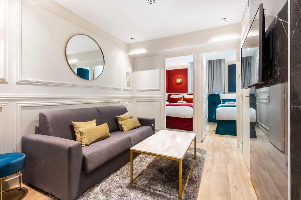 een woonkamer met een bank en een slaapkamer bij Cosy Appart - 3BR6P Jardin du Luxembourg Odeon in Parijs