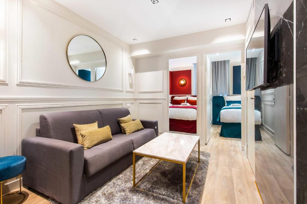 - un salon avec un canapé et une chambre dans l'établissement Cosy Appart - 3BR6P Jardin du Luxembourg Odeon, à Paris