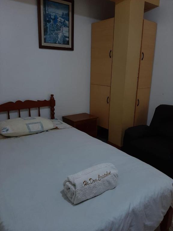 Postel nebo postele na pokoji v ubytování Hostal Don Cristobal