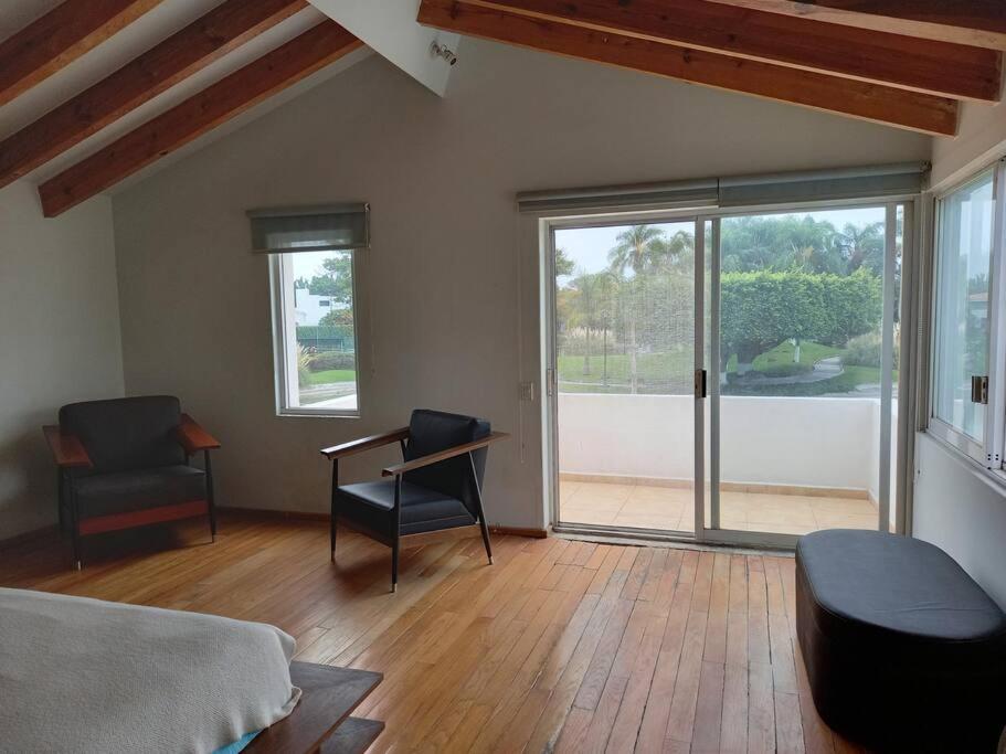- une chambre avec un lit, un bureau et une fenêtre dans l'établissement Casa para 13 en Cuerna, à Acapantzingo