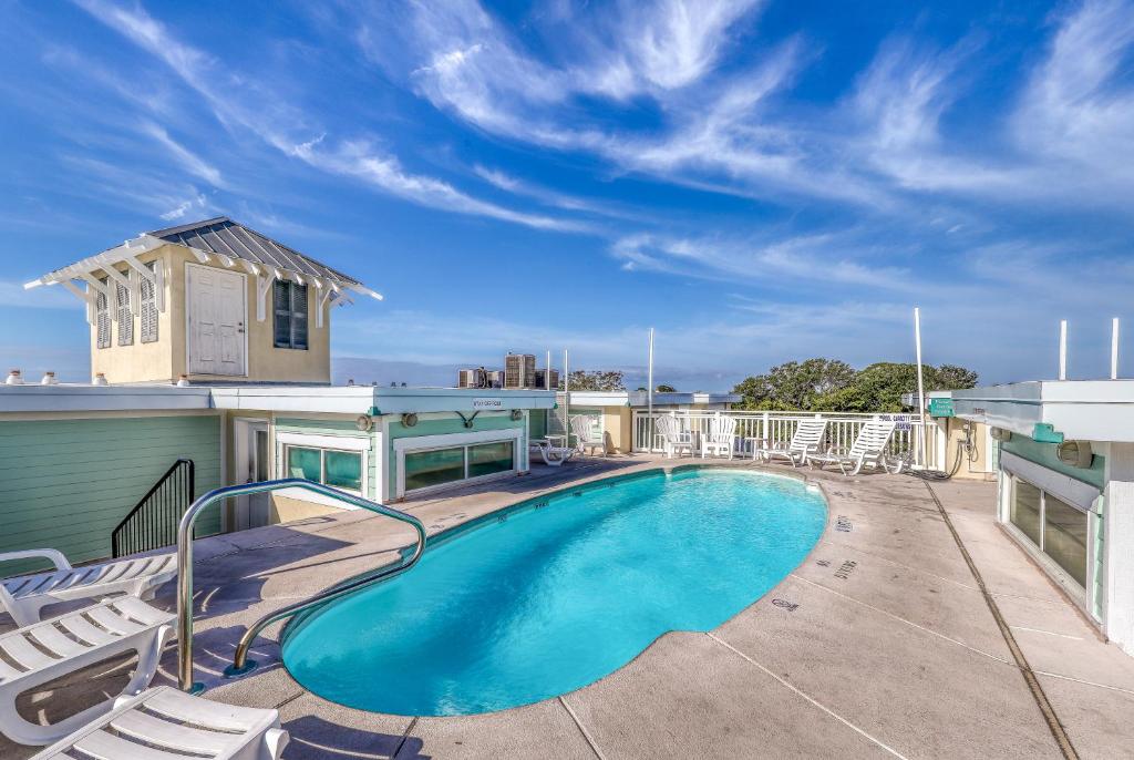 a swimming pool on the roof of a building at Berniewood in Tybee Island