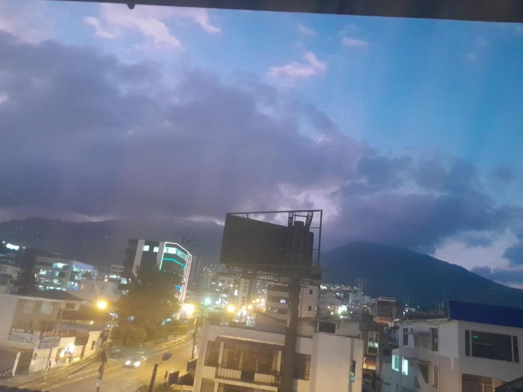 - Vistas a la ciudad por la noche con luces en LA CASA DE SYLVANA, en Quito