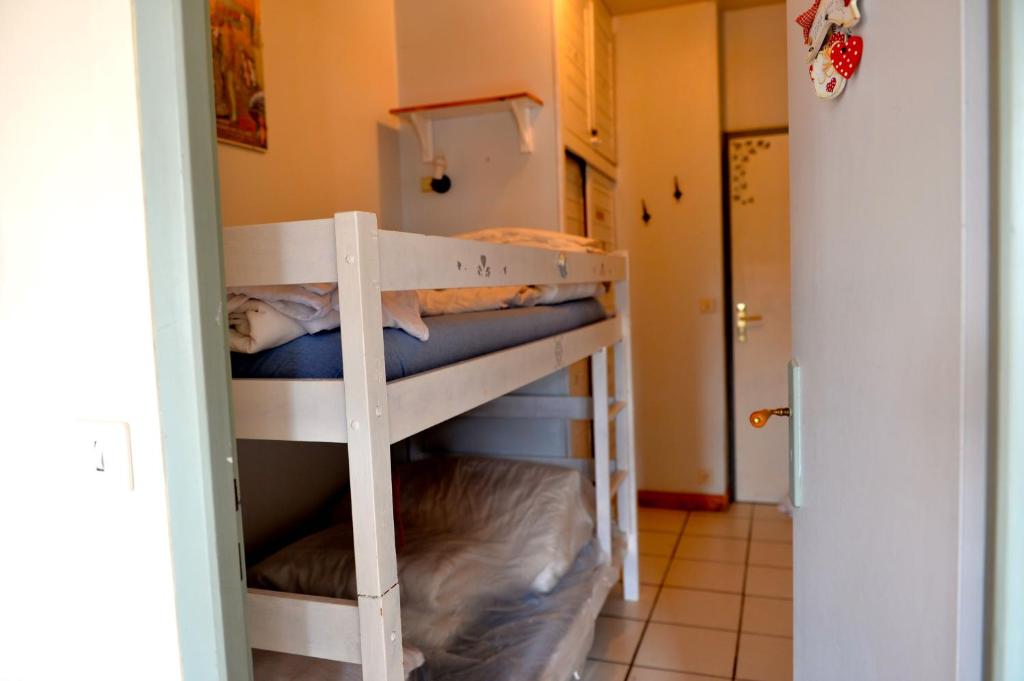 サン・ジェルヴェ・レ・バンにあるSavranの二段ベッド2組が備わる客室です。