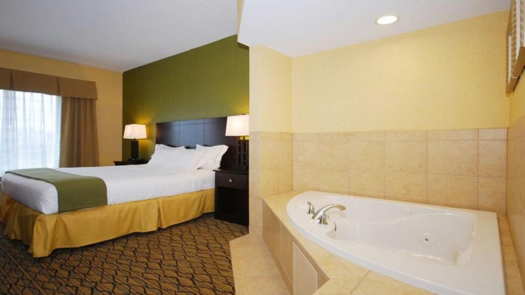 Wingate by Wyndham Kittanning - Deluxe King Suite - Non-Smoking