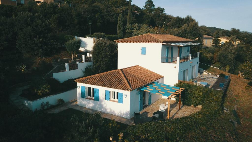 eine Aussicht auf ein weißes Haus mit einem Dach in der Unterkunft Luciana in La Croix-Valmer
