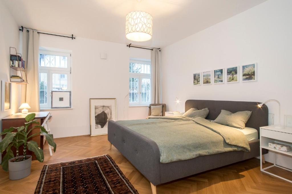um quarto com uma cama grande num quarto com paredes brancas em Vila Krista em Maribor