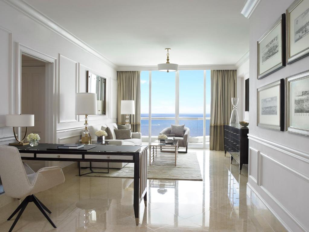 Posezení v ubytování Acqualina Resort and Residences