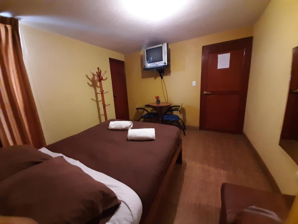 Postel nebo postele na pokoji v ubytování Hostal Don Cristobal