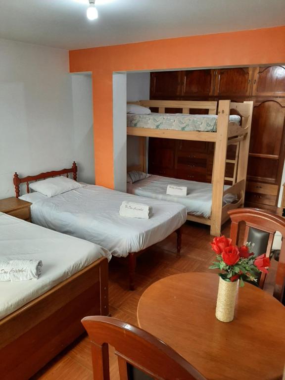 Postel nebo postele na pokoji v ubytování Hostal Don Cristobal
