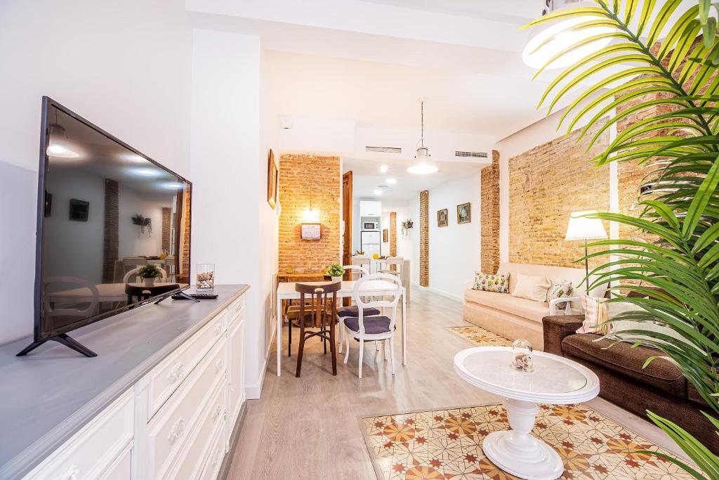 uma sala de estar com um sofá e uma mesa em CARTAGENAFLATS, Apartamentos San Francisco em Cartagena