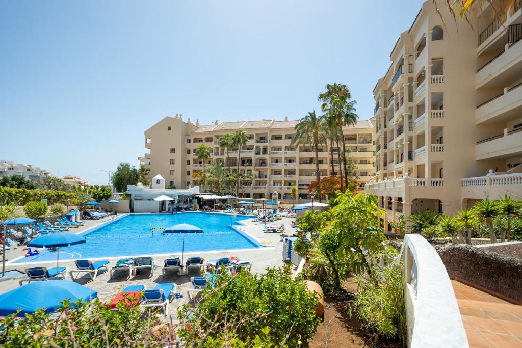 Bazén v ubytování Castle Harbour Feel like home Flat II Los Cristianos LoveTenerife nebo v jeho okolí