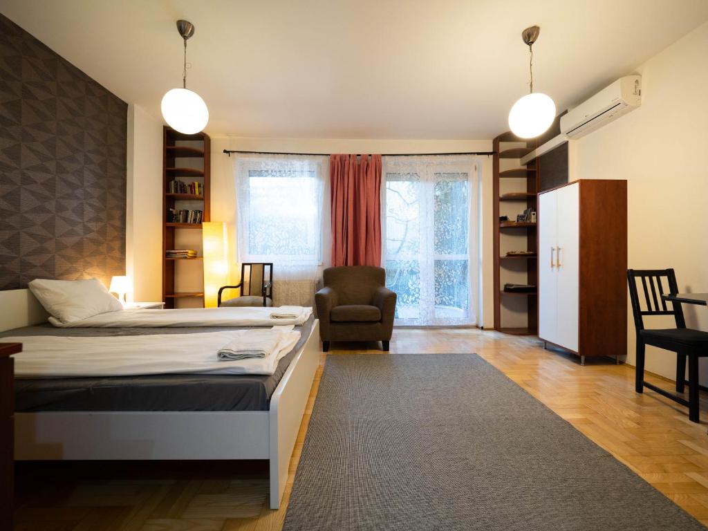 Posteľ alebo postele v izbe v ubytovaní Super Cute Studio with Terrace next to GOZSDU Passage