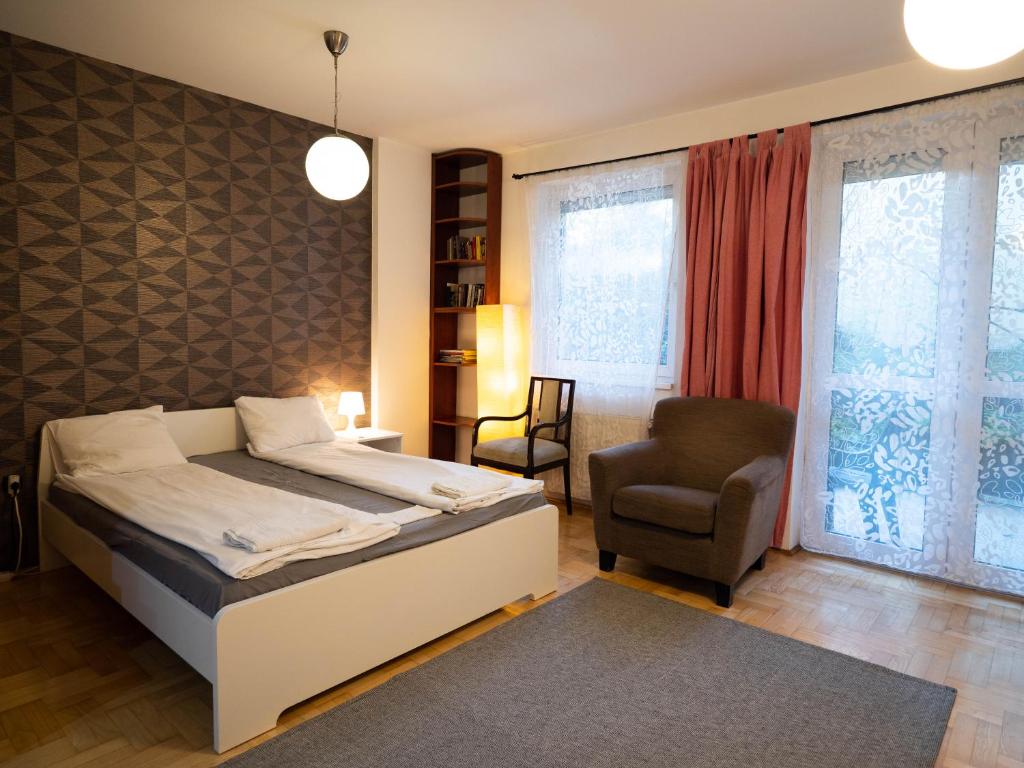 Posteľ alebo postele v izbe v ubytovaní Super Cute Studio with Terrace next to GOZSDU Passage