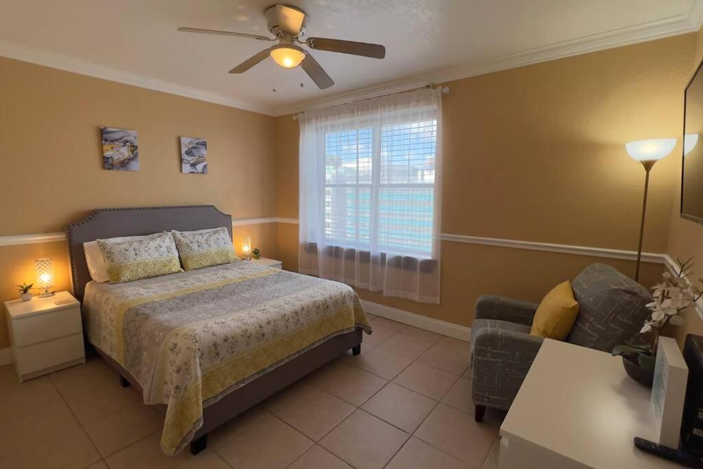 sypialnia z łóżkiem i wentylatorem sufitowym w obiekcie Cozy Downtown One Bedroom Condo Jacksonville w mieście Jacksonville