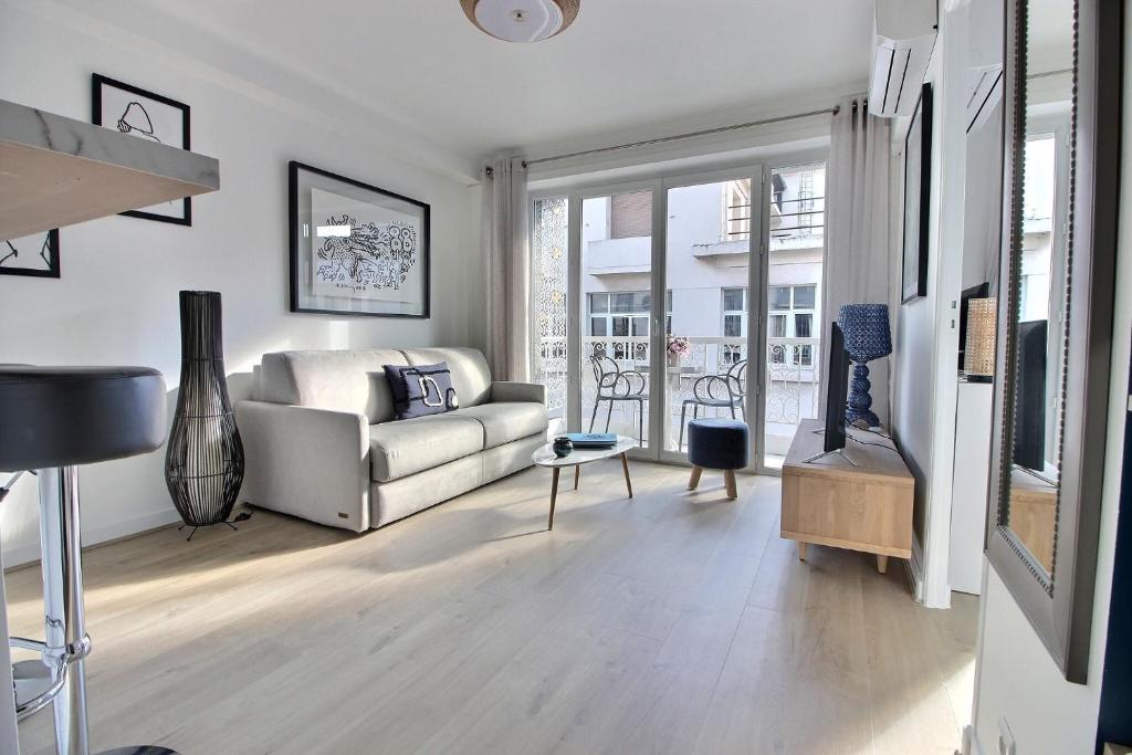 un salon avec un canapé et une table dans l'établissement CENTRAL CANNES, à Cannes