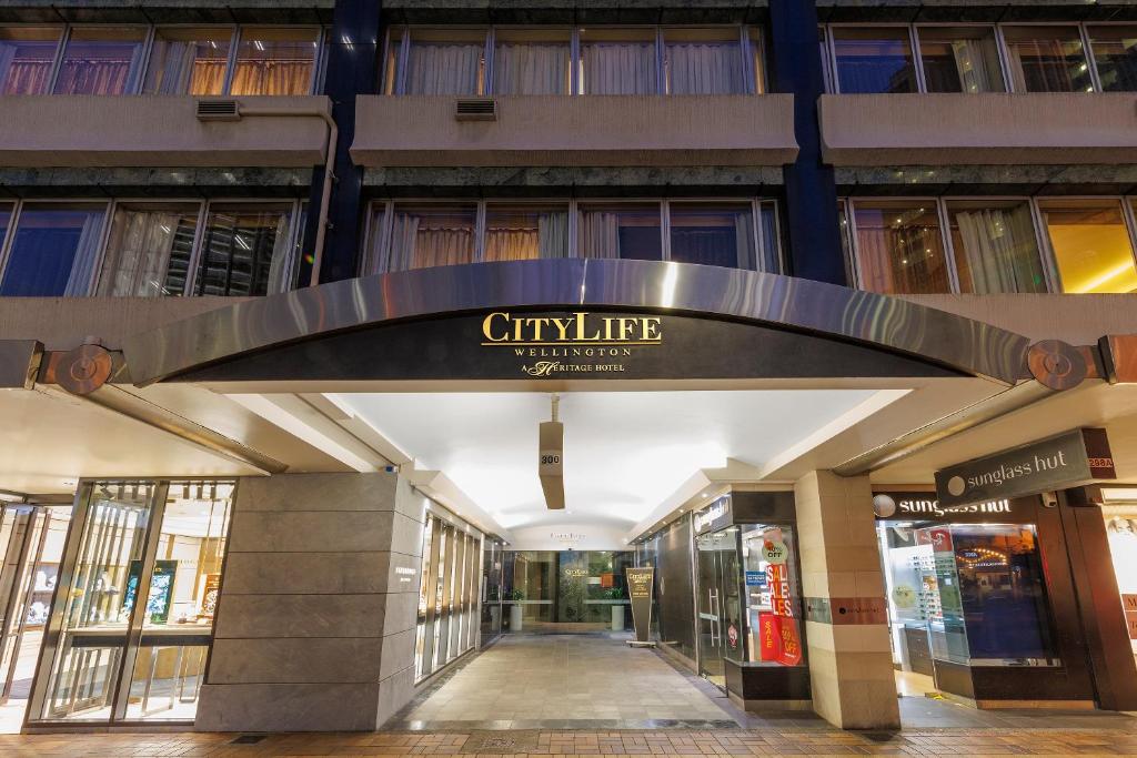 een toegang tot een winkelcentrum met een bord erop bij CityLife Wellington in Wellington