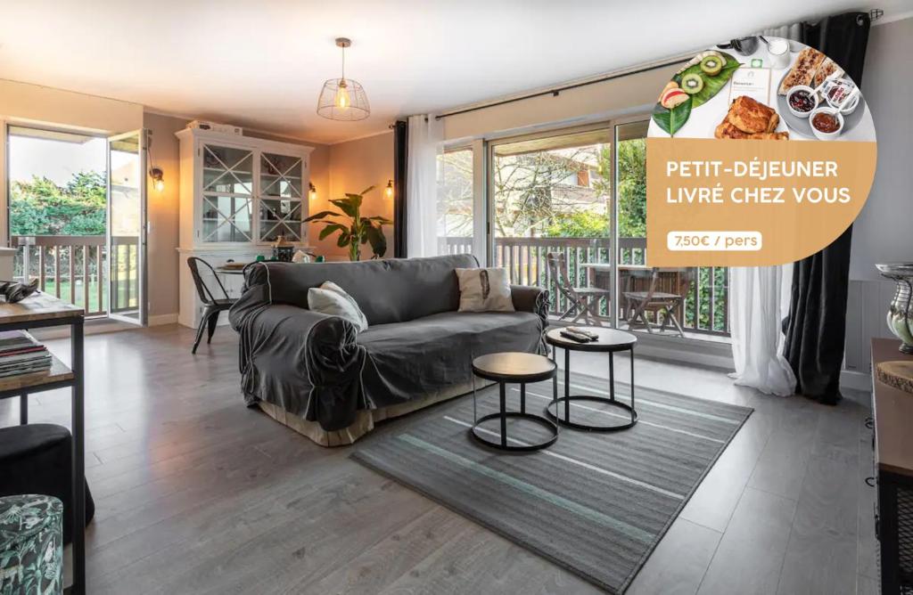 un salon avec un canapé et une table dans l'établissement Bord de mer C.L.S Deauville, à Benerville-sur-Mer