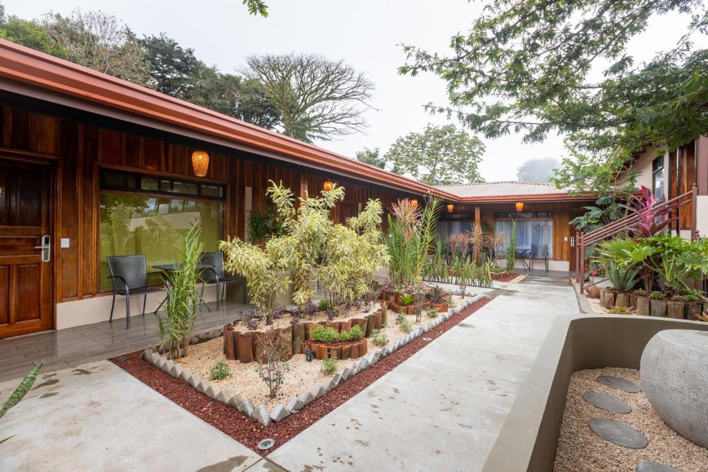 un jardín frente a un edificio con plantas en Sibu Lodge, en Monteverde