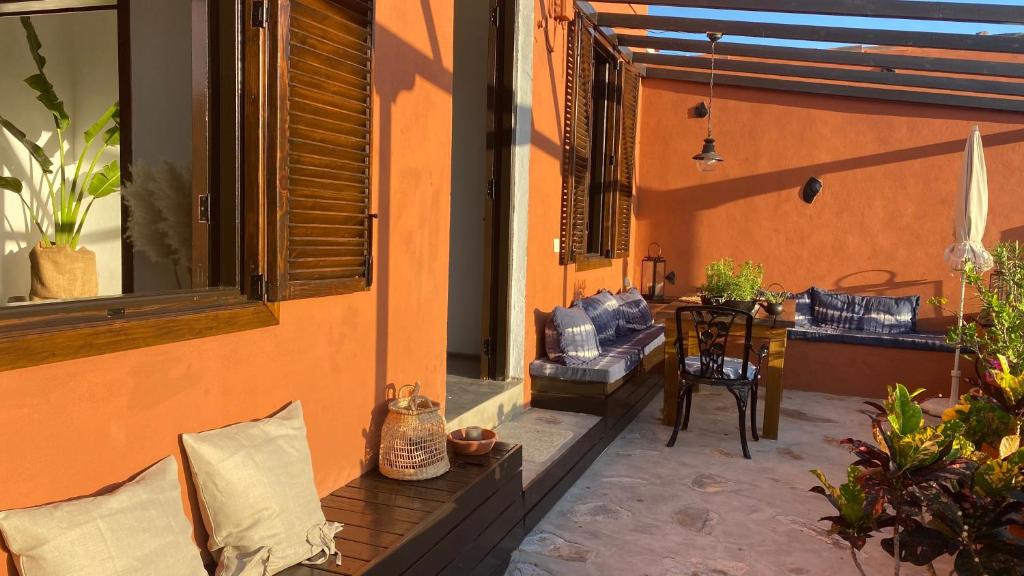 an outdoor patio with a couch and a table at Casa Moni Ferienwohnung mit Meerblick in Playa de Santiago