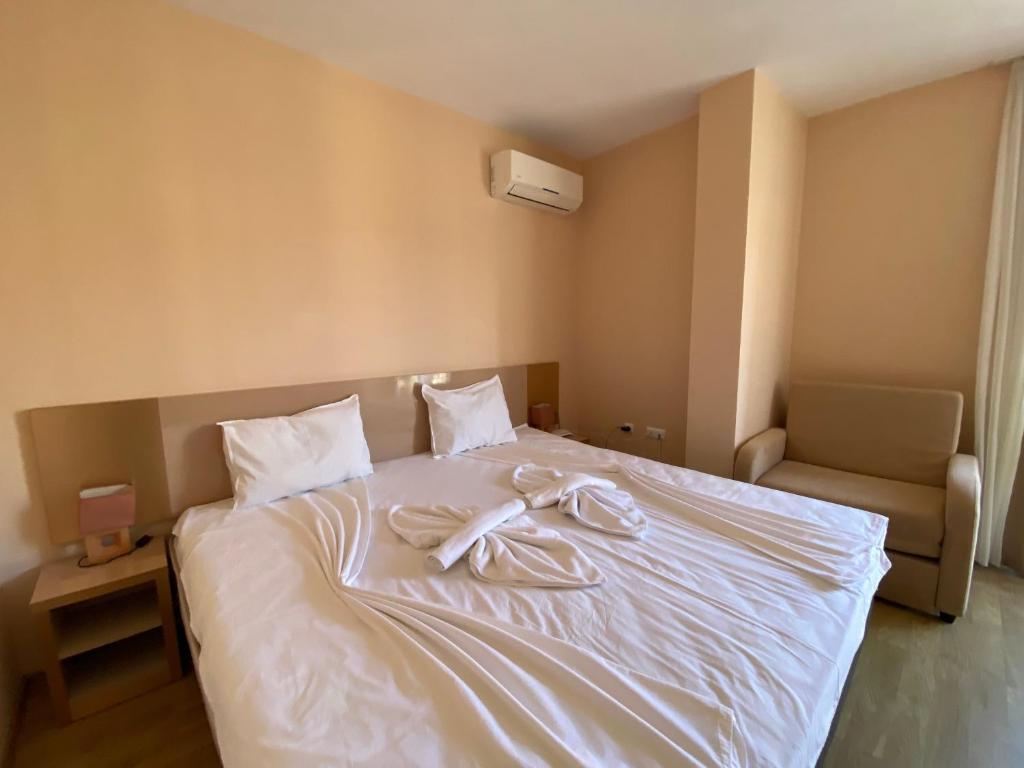 Postel nebo postele na pokoji v ubytování MESSEMBRIA B504 Studio Sunny Beach
