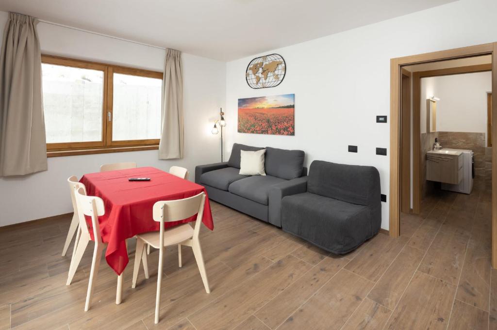 salon ze stołem i kanapą w obiekcie Pianeta Oro Chalet Allegra w Livigno