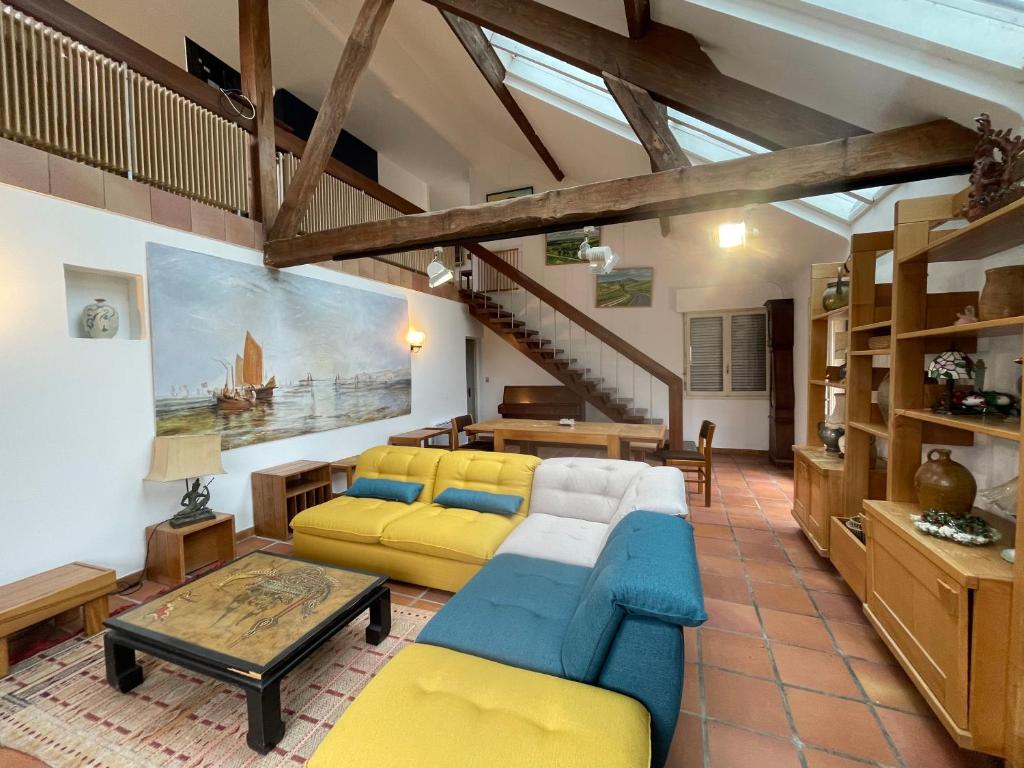 sala de estar con sofá amarillo y mesa amarilla en Villa au cœur des vignes de Chavignol, en Sancerre