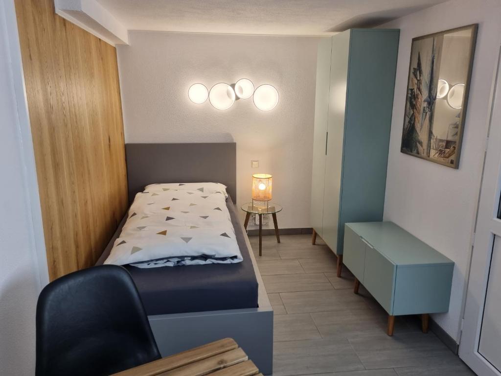Habitación pequeña con cama y mesa en Eco Apartment Cölbe, en Cölbe