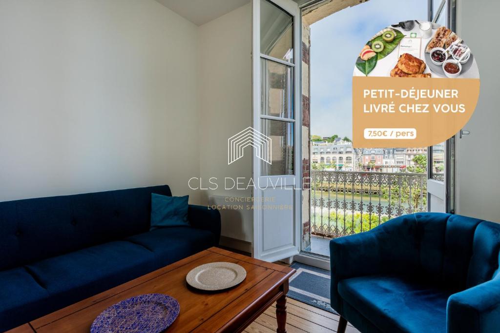 un salon avec un canapé et une table dans l'établissement Appartement Les Mouettes C.L.S Deauville, à Deauville