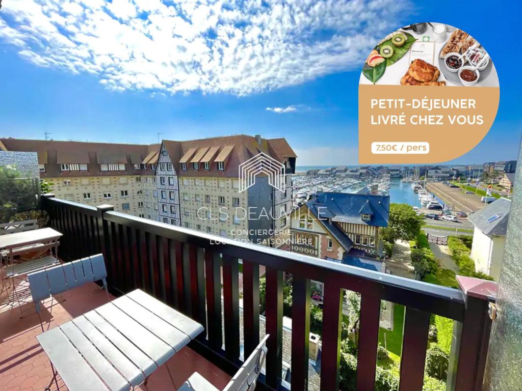 balkon z widokiem na miasto w obiekcie Le Castel 1 C.L.S Deauville w mieście Deauville