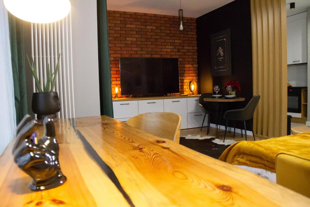 Televízia a/alebo spoločenská miestnosť v ubytovaní ApartamentySnu, Wola Premium I z parkingiem